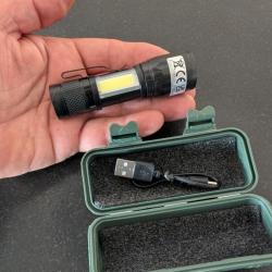 MINI LAMPE SUPER PUISSANTE 2000 LUMENS DOUBLE ECLAIRAGE + ZOOM LIVREE EN COFFRET AVEC SON CHARGEUR