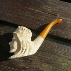 Ancienne pipe en écume de mer à  décor de personnage au bandana (XXé)