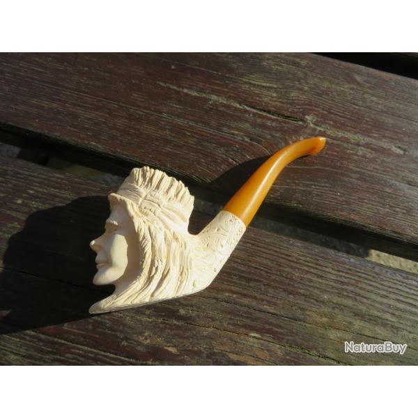 Ancienne pipe en écume de mer à  décor de personnage au bandana (XXé)