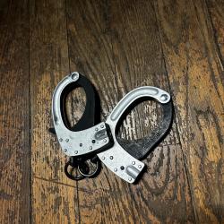 Vend menottes TCH rigid administratif PN