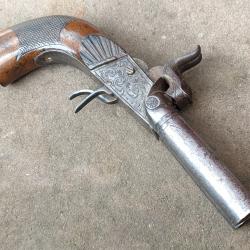 Ancien pistolet à percussion à double canon en damas ou damassé dans son jus de grenier