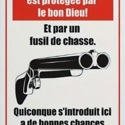 Panneau de protection - Cette Maison est protégée par le bon dieu et par un fusil de chasse - Blanc