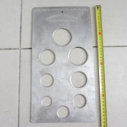 Plaque alu à calibrer les abricots 1950-1960