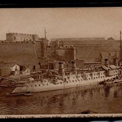 CPA- Marine Militaire - Brest - Le Château et le "Guichen" (Croiseur protégé) - N°3128