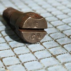 Vis courte  de boîtier de Mauser 98 ww1 numérotée 64  ( m )
