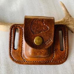 pochette en cuir d'artisan pour 2 munitions de calibre 12/70 gravure sanglier