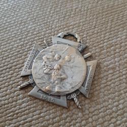 Médaille de journée du poilu 1915 - modèle en métal. Guerre de 1914-1918.