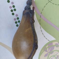 Ancienne poire à poudre fin 18 ème en corne et cuivre jaune.