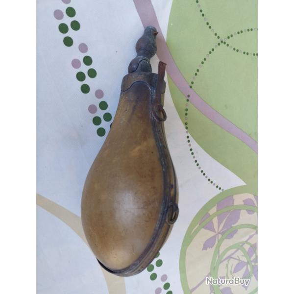 Ancienne poire  poudre fin 18 me en corne et cuivre jaune.