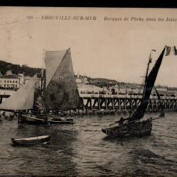 CPA - TROUVILLE - SUR -MER -Barques de Peche dans les Jetees N&deg;3882