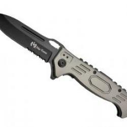 Couteau Max Knives  lame noire à trou semi-dentée acier 3Cr13 avec « flipper »