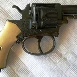 Superbe Revolver Gravé