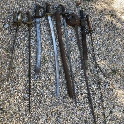 IMPORTANT LOT D'ARMES BLANCHES POUR PIECES OU A RESTAURER