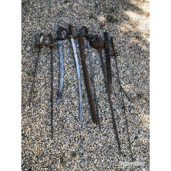 IMPORTANT LOT D'ARMES BLANCHES POUR PIECES OU A RESTAURER