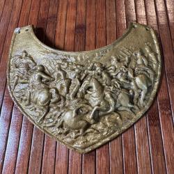 HAUSSE DE COL EN BRONZE A SCÈNE DE BATAILLE MÉDIÉVALE ÉPOQUE VIOLLET LE DUC XlX éme