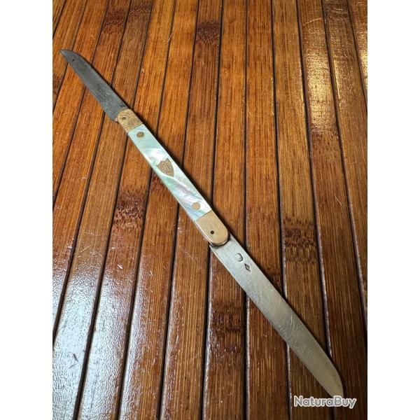 BEAU ET RARE COUTEAU PLIANT DE LUXE EN OR ARGENT MASSIF ET NACRE DU XVlll me SICLE