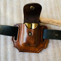 pochette en cuir d'artisan pour 2 munitions de calibre 12/70 ( 2 )