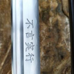 Katana forgé acier 1095 lame aiguisée gravure ''parlé peu, mais agir'' présentoir et coffret bois