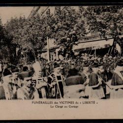 CPA - FUNÉRAILLES des VICTIMES du " LIBERTÉ " Le Clergé au Cortège N°3904