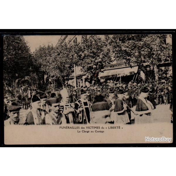 CPA - FUNRAILLES des VICTIMES du " LIBERT " Le Clerg au Cortge N3904