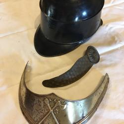 une casquette de feu et des éléments de casque de pompiers