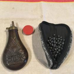 une poire a poudre noire en cal 36 (reproduction italienne)  avec des billes de plomb
