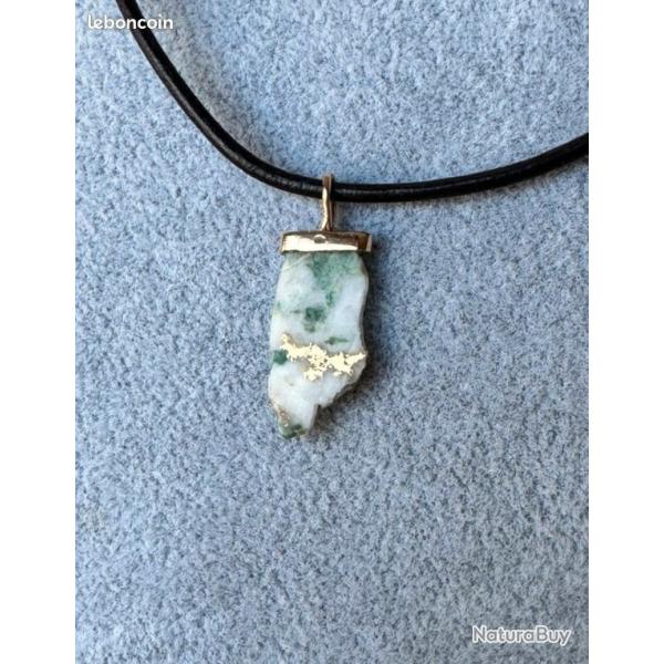Pendentif artisanal unique - Bloc de quartz naturel bleut avec incrustation naturelle d'or