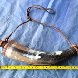 poire à poudre reproduction XVIIIe, marine, artillerie, guerres du nouveau monde, long 30 diam 10 cm