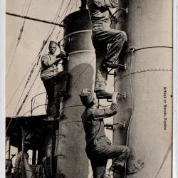 CPA - MARINE DE GUERRE - A bord dun Torpilleur Le  Nettoyage des cheminees  N°3924