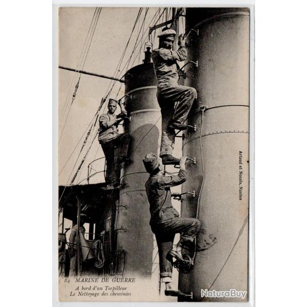 CPA - MARINE DE GUERRE - A bord dun Torpilleur Le  Nettoyage des cheminees  N3924
