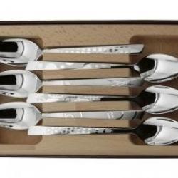 Coffret 6 cuillers de table par Roger Orfèvre, 20 cm, tout inox, décors « Maison ».