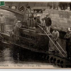 CPA - Marine Militaire -  DUNKERQUE - " Le Phoque " a l'Éclusage N°3949