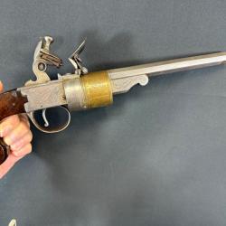 EXTRAORDINAIRE PISTOLET A SILEX À BARILLET PAR HOWE À LONDRES