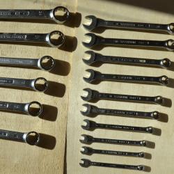 Facom jeux de 16 clés a fourche et une clé à molette