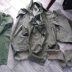 Lot de deux grands impairs, un pantalon et veste tenue de pluie  ainsi que des bottes taille 45