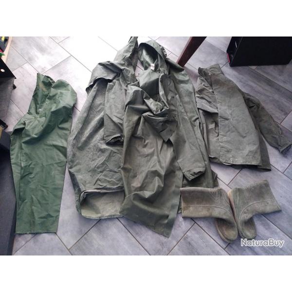 Lot de deux grands impairs, un pantalon et veste tenue de pluie  ainsi que des bottes taille 45
