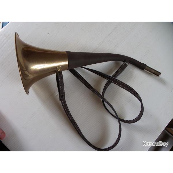 corne d'appel de chasse vintage - Laiton dcor d'une tte de sanglier & cuir 36 cm TBE