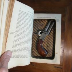 Pistolet à percussion à 2 canons superposès dans livre à cachette