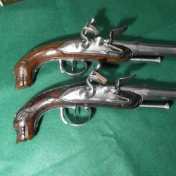 Belle paire de pistolets à silex 18è d'officier de marine dit "chiens de mer" signé FOUR à Tulle -