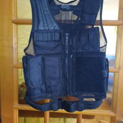 Gilet tactique totalement réglable avec les pochettes présentes sur la photo