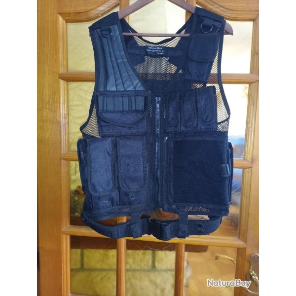 Gilet tactique totalement rglable avec les pochettes prsentes sur la photo