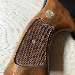 Pour S&W K / L frame square butt, belles plaquettes.