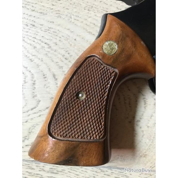Pour S&W K / L frame square butt, belles plaquettes.