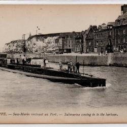 CPA- Marine Militaire - DIEPPE - Sous - Marin rentrant au Port  N°4000
