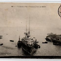 CPA- Marine Militaire - "La  JEANNE DARC " entrant au Port de BREST  N°4001