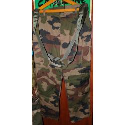PANTALON CAMOUFLE DE COMBAT ETE DE L'ARMEE FRANCAISE DE 2004  , 2 POCHES SUR LES CUISSES ET BRETELLE