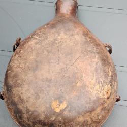 Ancienne gourde verre recouvert cuir