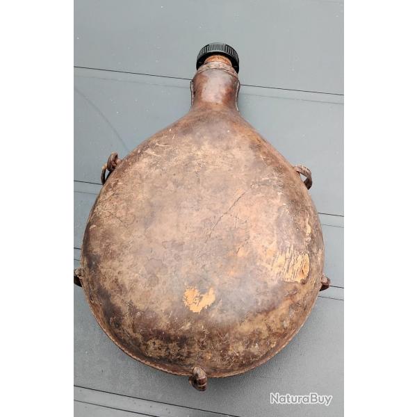 Ancienne gourde verre recouvert cuir