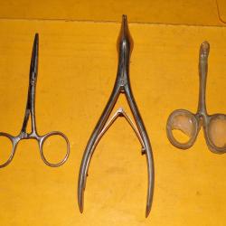 SERVICE DE SANTE : OUTIL MEDICAL LOT DE 3 PINCES POUR OPERATION CHIRURGIE ,BON ETAT  VOIR PHOTOS