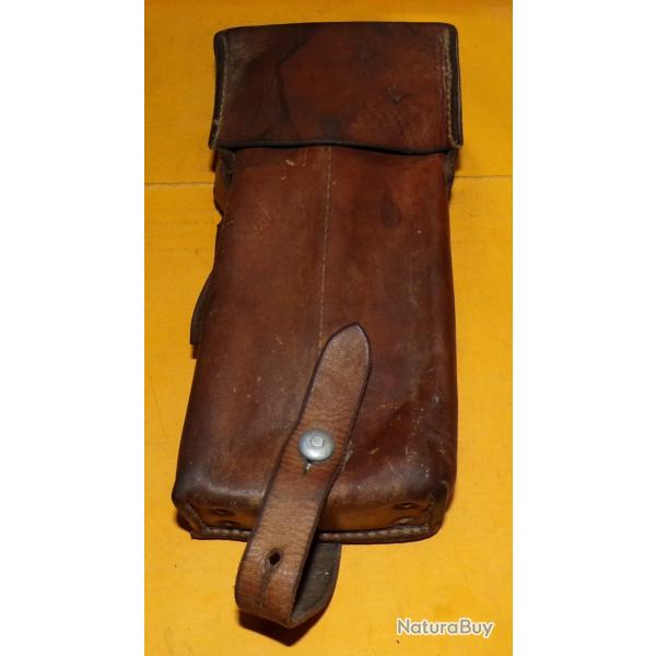 ARMEE SUISSE :ETUI EN CUIR  POUR PORTES CHARGEURS DE L'ARMEE SUISSE ,DIMENSION 21 CM X 10 CM ,EPAISS